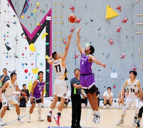 湖人三连胜！詹姆斯30+8+8，赛后老詹抱住墨菲，小乔丹去找东契奇